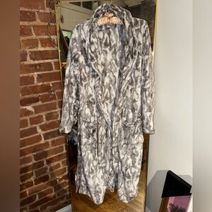 Cozy Snow Leopard Print Long Robe